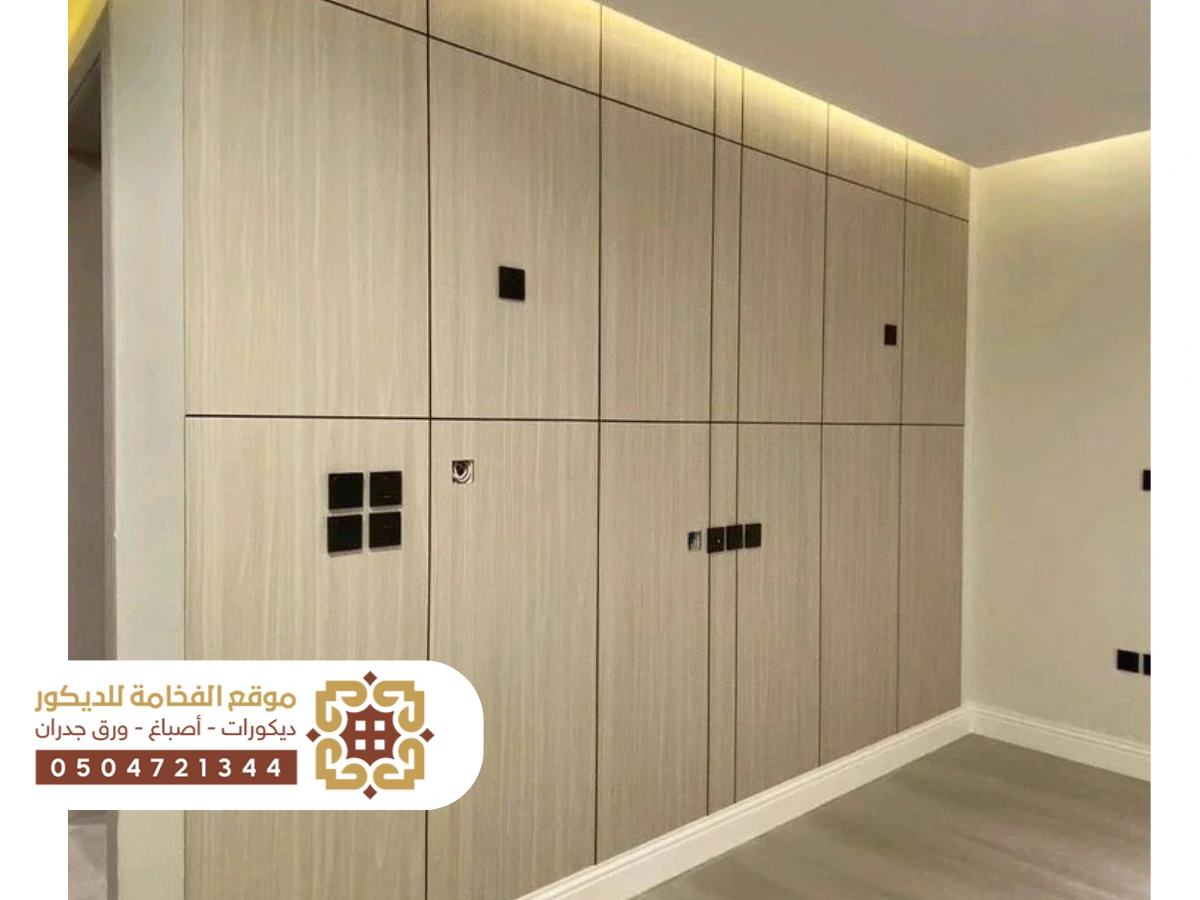 تركيب بديل الشيبورد الحديث في غرفة المعيشة مع تصميم أنيق يوفر تخزيناً عملياً ومساحة واسعة.