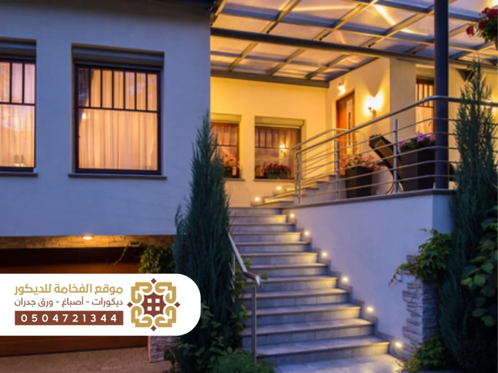 مدخل خارجي أنيق لمنزل مع درج واسع يؤدي إلى باب رئيسي بتصميم عصري وواجهة جذابة
