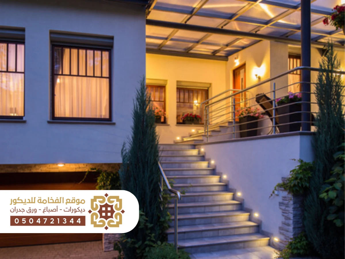 مدخل خارجي أنيق لمنزل مع درج واسع يؤدي إلى باب رئيسي بتصميم عصري وواجهة جذابة