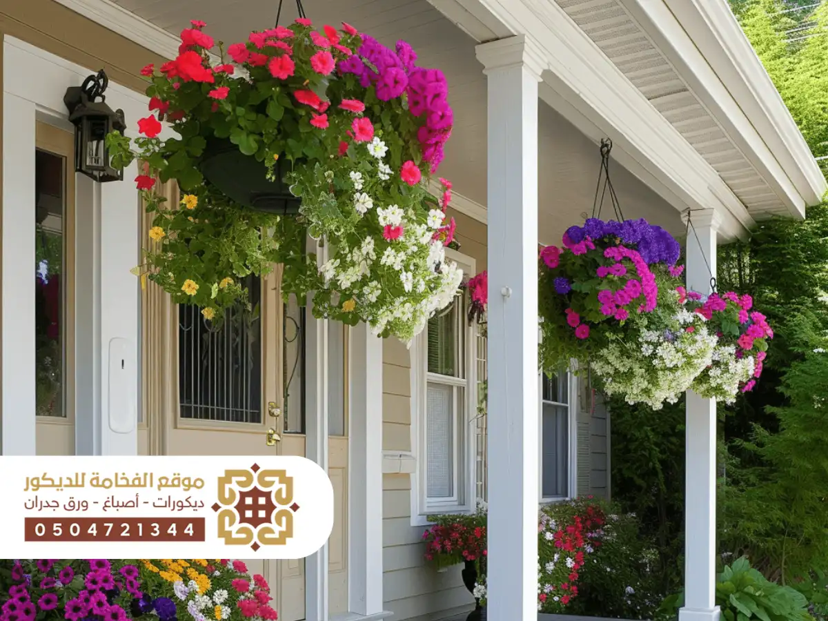 مدخل منزل خارجي بسيط مع درج وزهور ملونة تضفي حيوية وأناقة