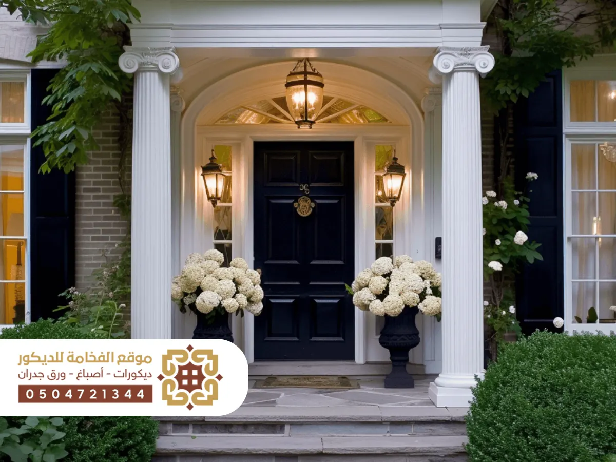 مدخل منزل خارجي بسيط وعملي مع درج منخفض وألوان طبيعية تعكس تصميماً هادئاً وأنيقاً