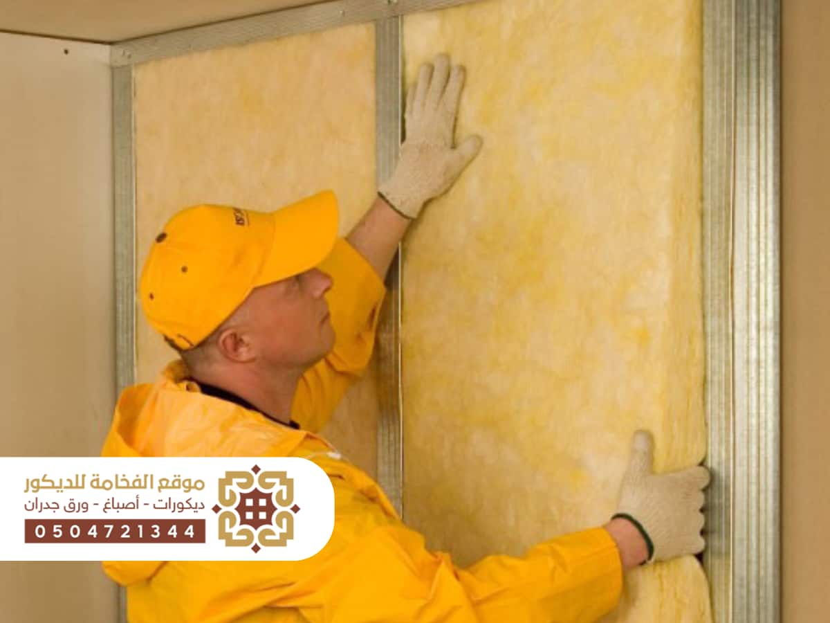 شعار شركة عزل صوتي في الأحساء مع جدران معزولة