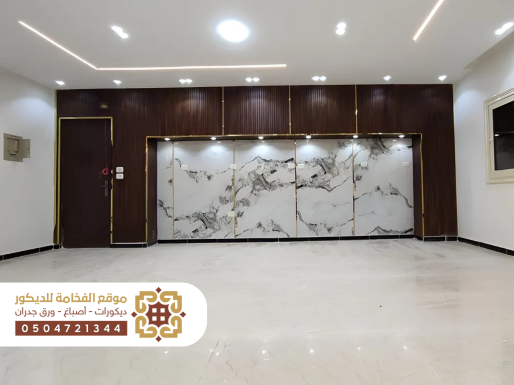 سقف جبس بورد حديث بتصميم متقن وأنيق مع لمسات زخرفية وإضاءة مخفية تعكس الطابع العصري.