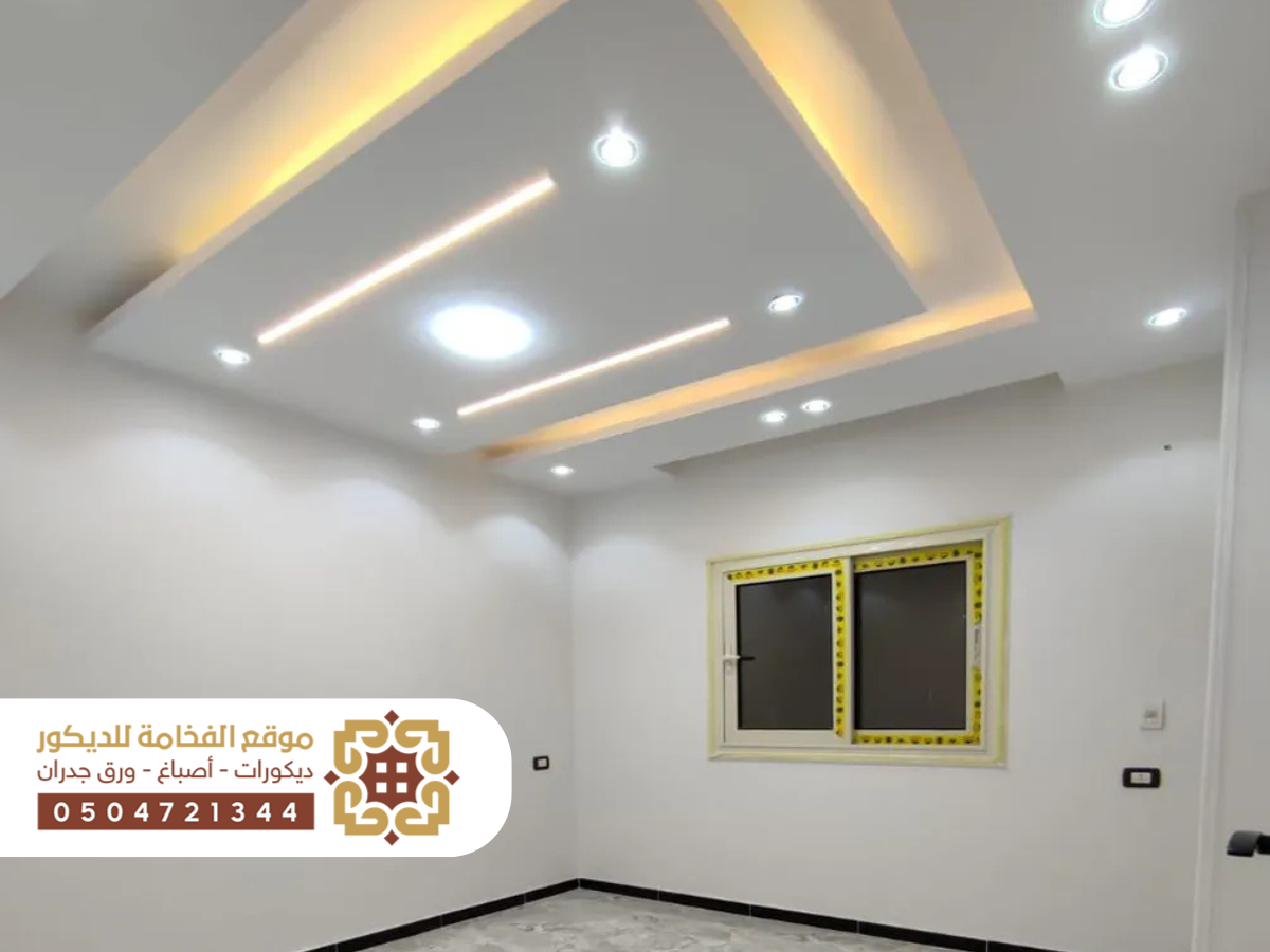 سقف جبس بورد حديث بتصميم مبتكر وزخارف أنيقة مع إضاءة مخفية تضفي جواً عصرياً على المكان