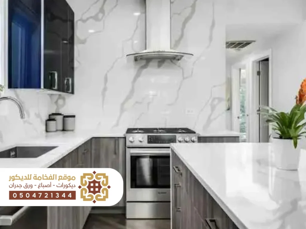 سطح داخلي أنيق مغطى ببديل الرخام بتصميم عصري ولمسات فاخرة