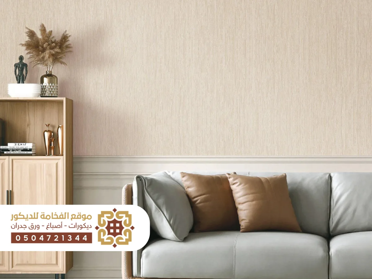 تركيب ورق جدران بتصاميم وألوان مستوحاة من موضة ديكور 2025